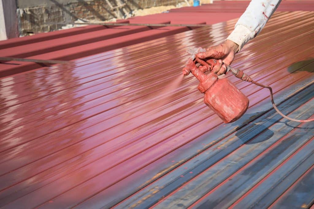 process of the metal roof painting (spraying)