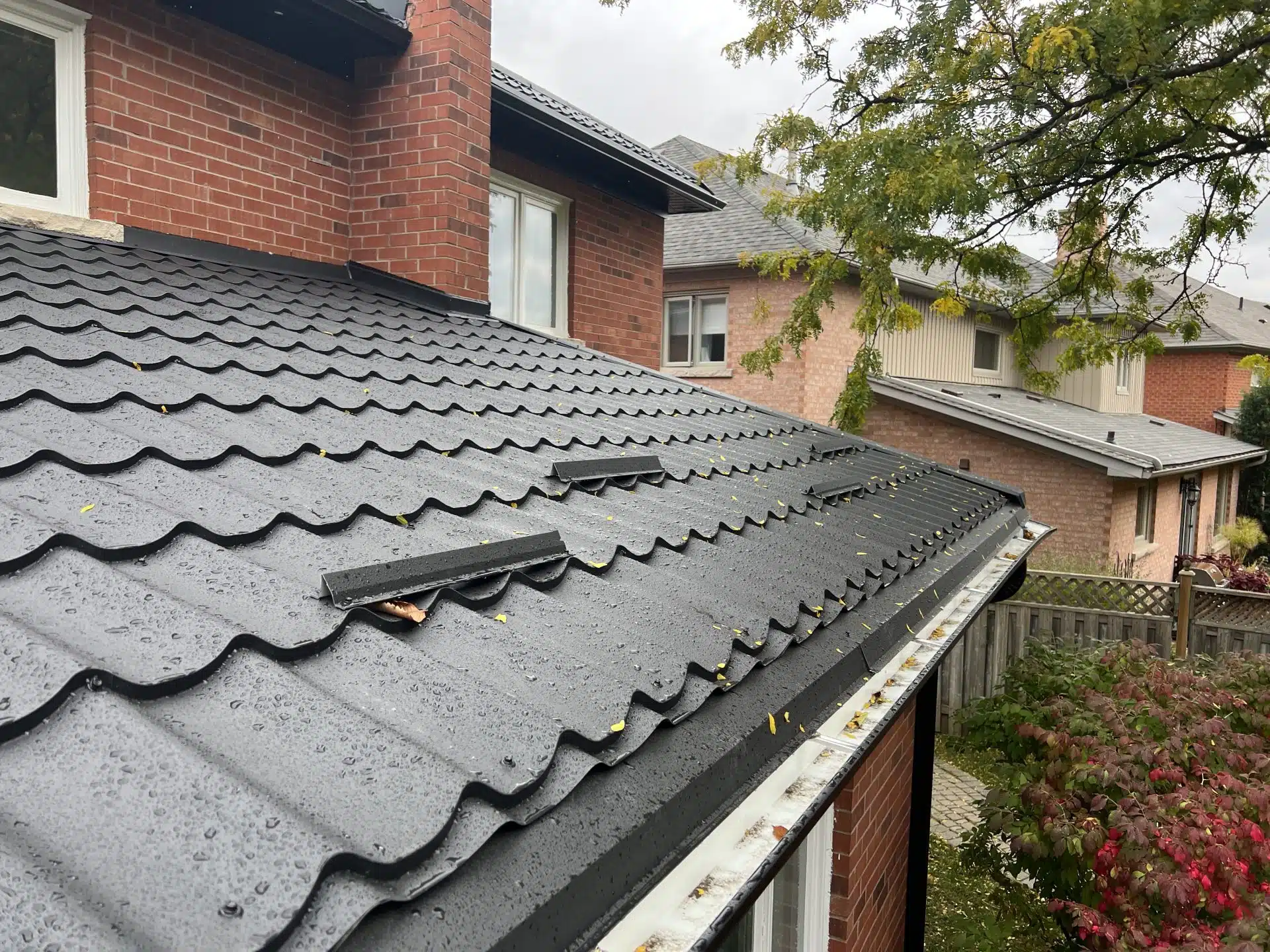 tin roof: advantages, installation, maintenance and myths debunking